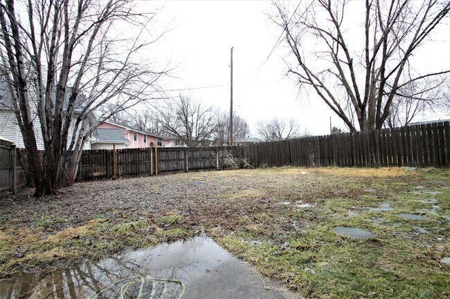 Building Photo - Available NOW! 3 Bedroom / 2 Bathroom Home...