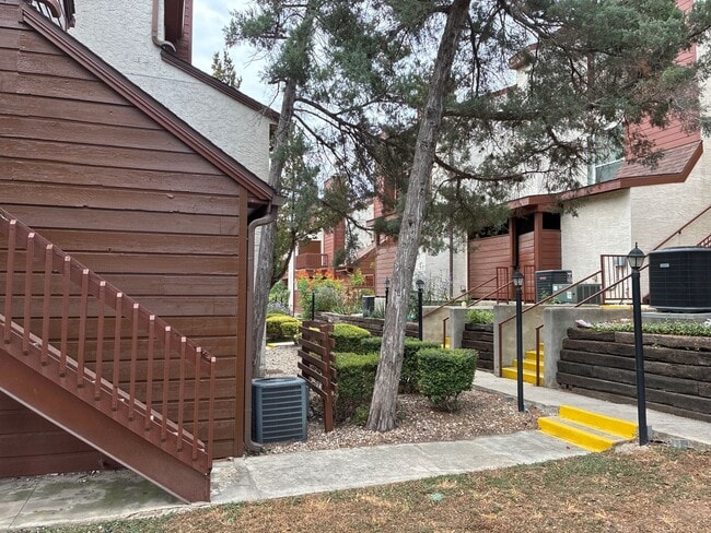 Foto del edificio - 1BR/1.5BA w/ Fireplace • Balcony • Pool Access in San Antonio