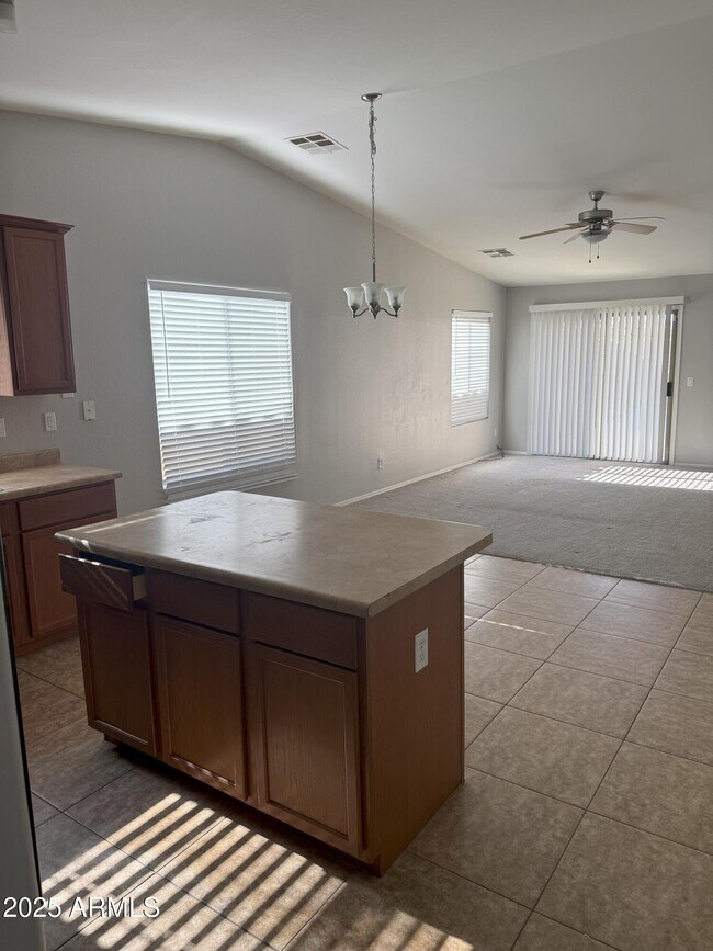 Foto del edificio - 45360 W Woody Rd