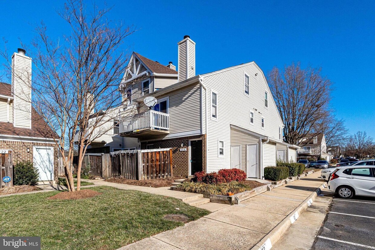 Primary Photo - This two-bedroom, two-bathroom condo becko...