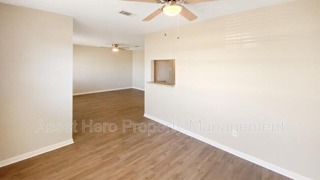 Building Photo - 702 Navarro Dr
