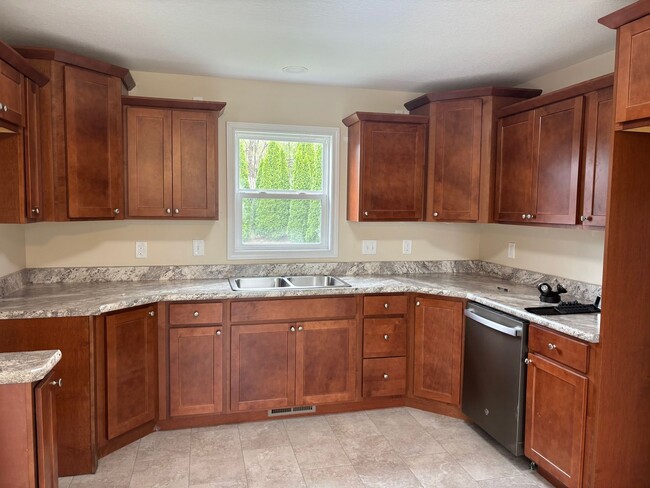 Building Photo - 3 Bedroom, 2.5 Bath Single Family Home w/2...