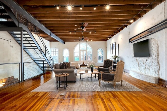 Building Photo - Condo In The Heart of Downtown Greenville!