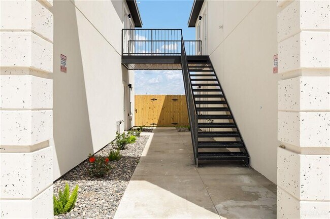 Foto del edificio - 15 Larkspur Ave