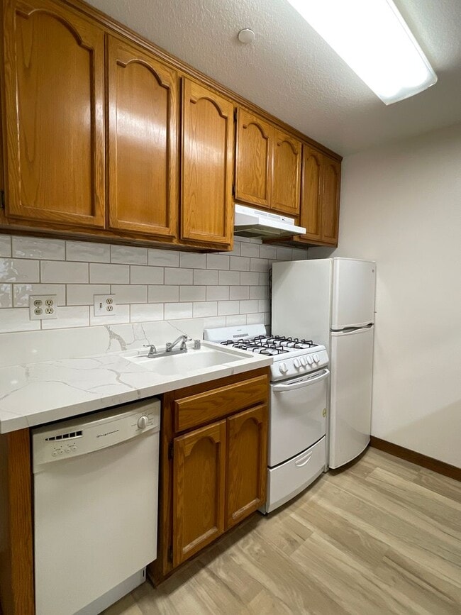 Building Photo - Los Caballeros #320