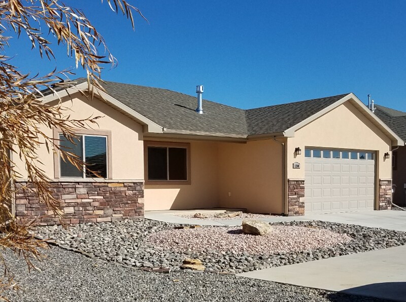 Foto principal - 1240 Peppertree Dr