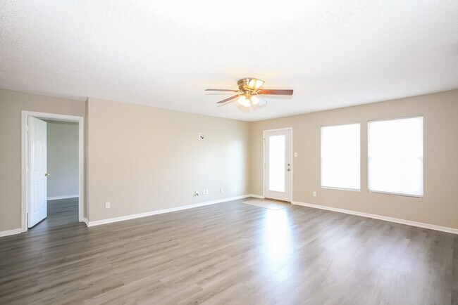 Building Photo - Lovely 3 Bedroom