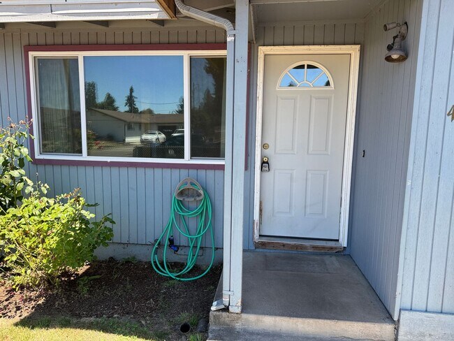 Foto del edificio - Updated single level 2 bed/1 bath duplex in Springfield!