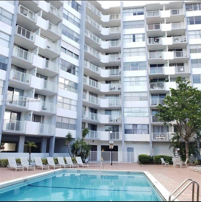 Foto del edificio - 1200 NE Miami Gardens Dr