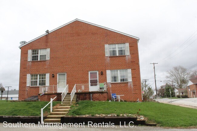 Building Photo - 2 br, 1 bath House - 424 S. Pine St. Apt D