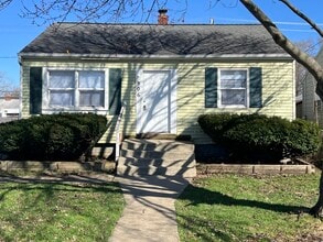 Building Photo - 806 S Albert Ave