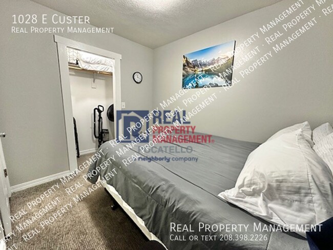 Building Photo - 1028 E Custer-