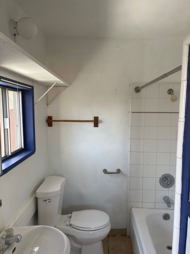 Building Photo - Charming 1B/1B Downtown Paso Robles