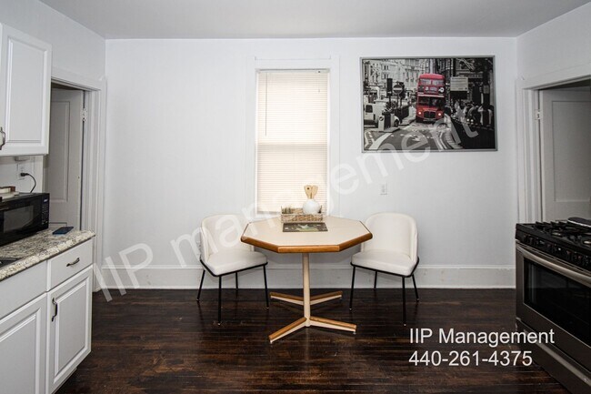 Building Photo - Cozy 2-Bedroom Furnished Unit in the Heart...