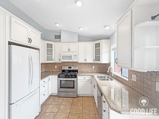 Building Photo - Inviting 2BD/1BA Gated Home in Vista with a 2 Car Garage, Private Yard & Community Amenities