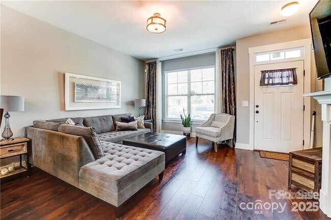 Foto del edificio - 2711 Tranquil Oak Pl