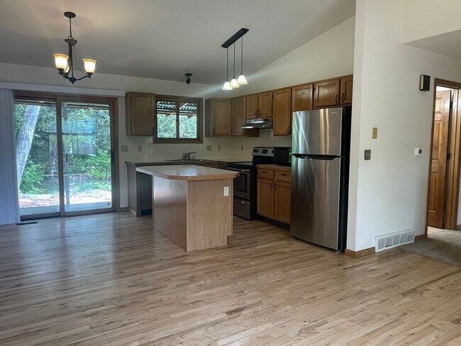 Building Photo - GREAT 3 BED/ 2 BATH HOME IN NORTHEAST LONG...