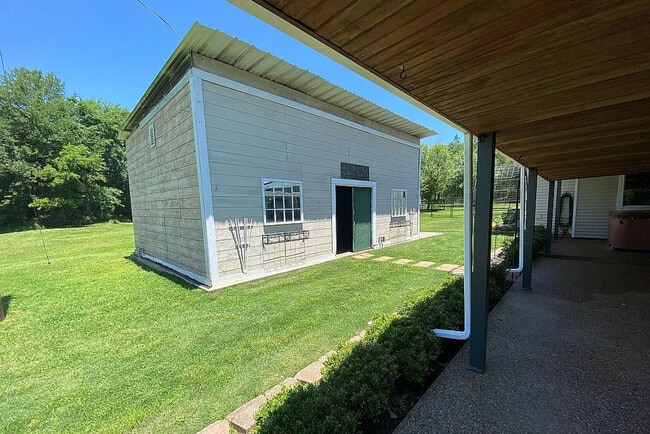 Building Photo - Main House
