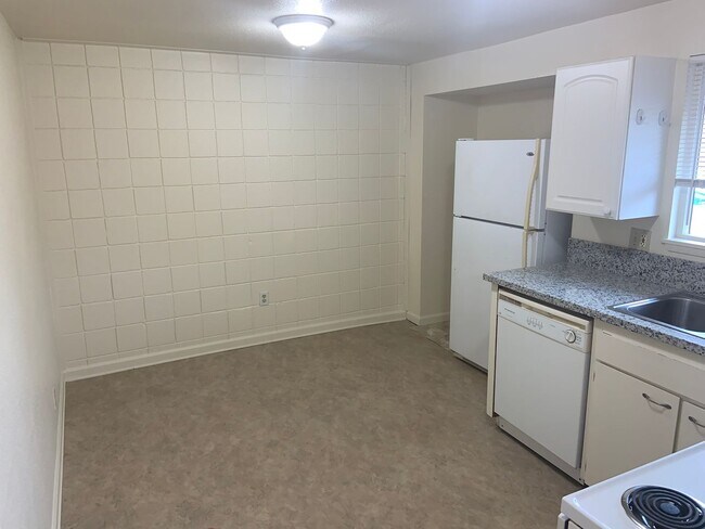 Foto del edificio - Freshly Updated 2 Bed w/ Granite + W/S/G Included – Available Early May!