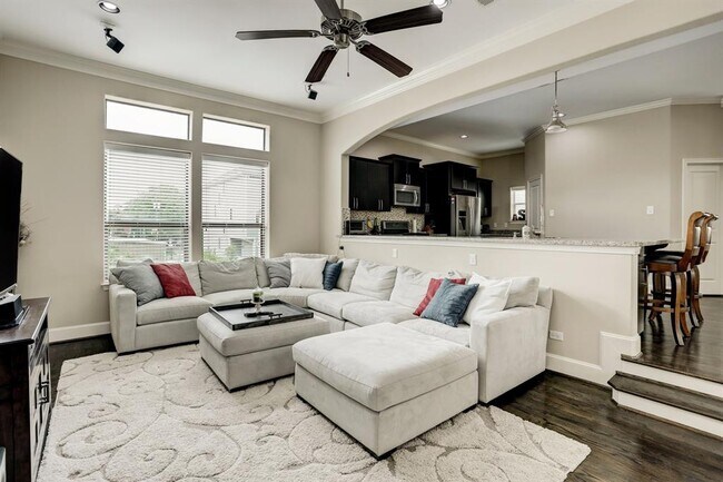 Building Photo - 1613 W 24th St