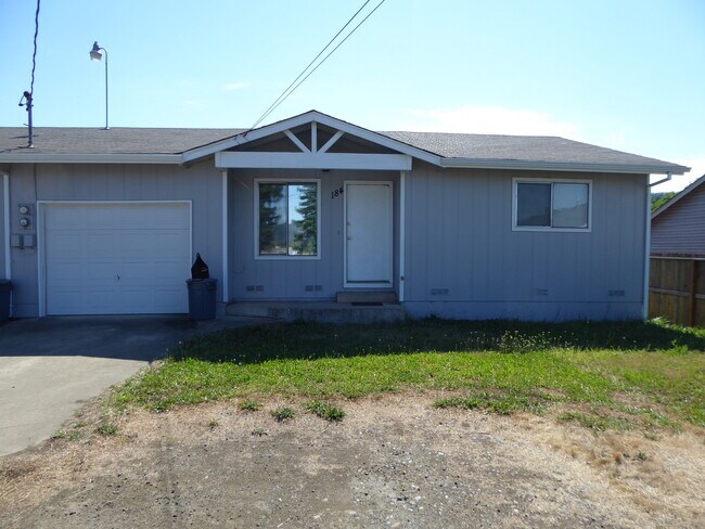 Building Photo - 2 Bd 1 bath remodeled duplex w/Garage in Winston