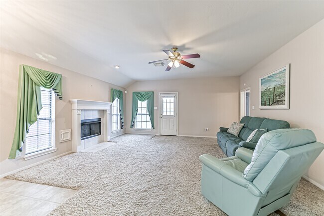 Foto del edificio - 404 Live Oak Ln