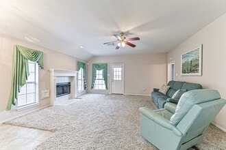 Building Photo - 404 Live Oak Ln