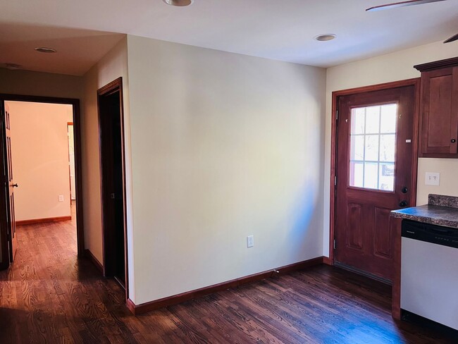 Building Photo - 2 bed 1.5 Bath Single Family Home