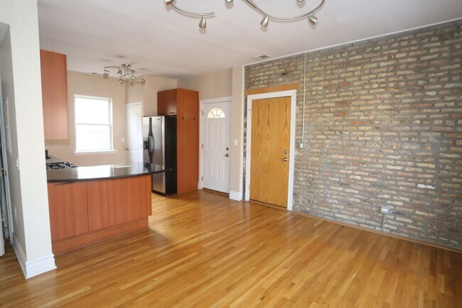 Foto del edificio - Lincoln Square / Ravenswood Garden - 2 Bed / 1 Bath - In Unit Laundry