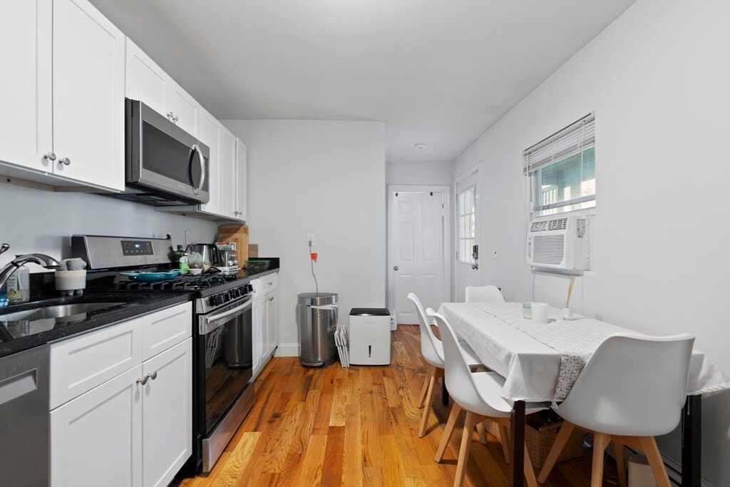 Primary Photo - 440 W 4th St