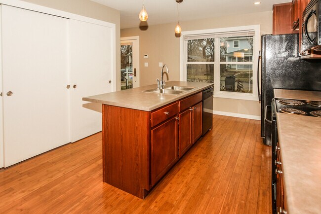 Foto del edificio - Beautiful Townhouse Close to Downtown Indy...