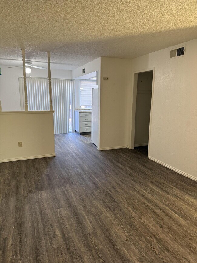Foto del edificio - Updated 2 Bed, 2 Bath Unit with Appliances Included