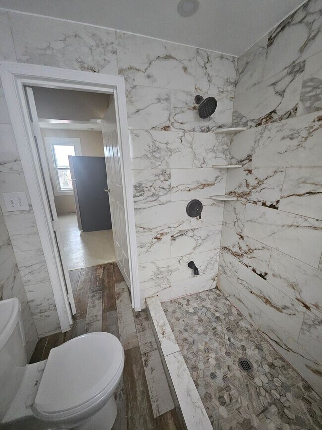 Foto del edificio - Upper 3 bedroom unit west side