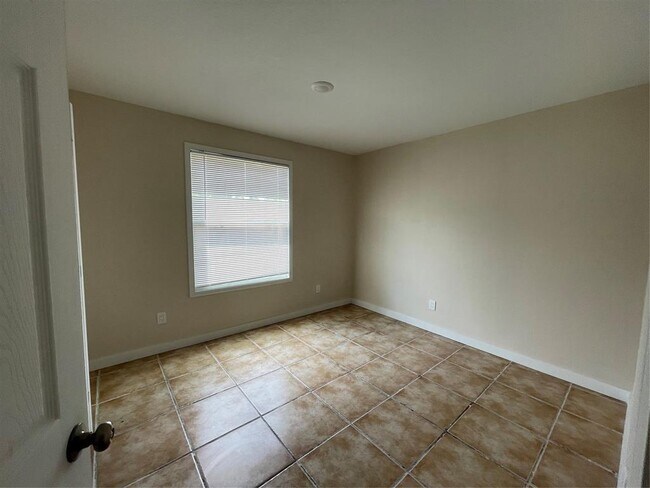 Foto del edificio - 707 Barren Springs Dr