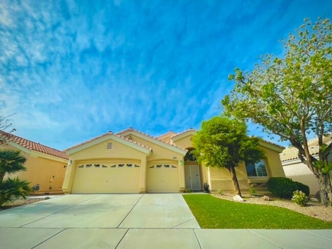 Building Photo - Amazing Unobstructed STRIP & Beautiful Mtn...