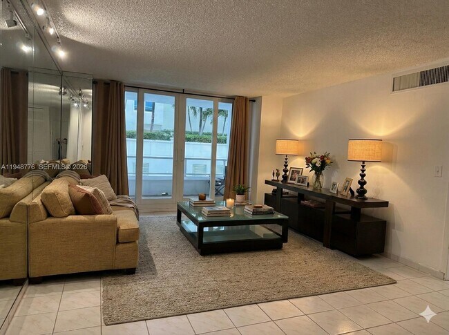 Foto del edificio - 5005 Collins Ave