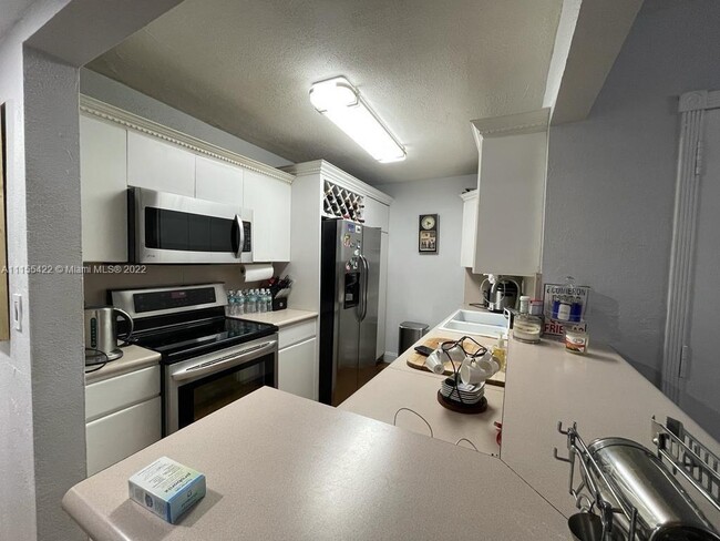 Building Photo - 10361 N Kendall Dr