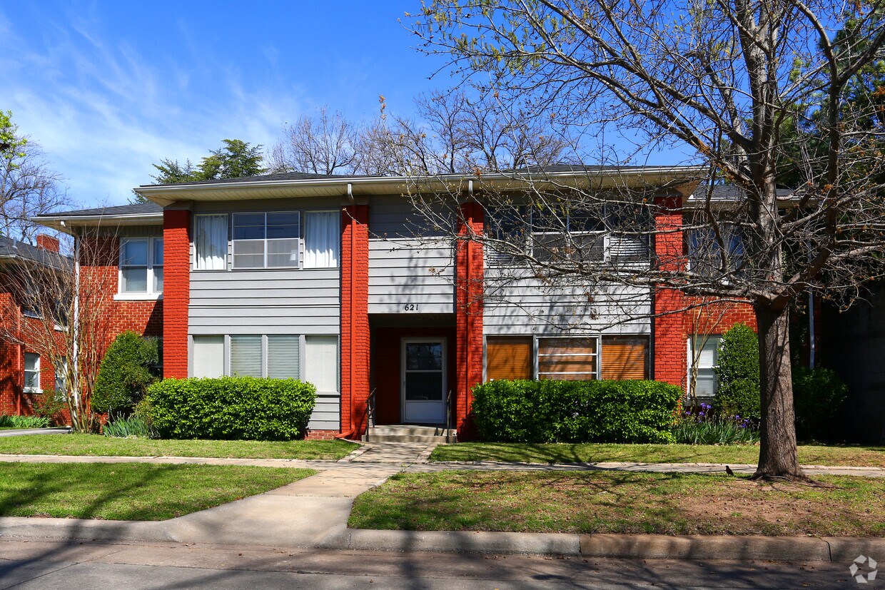 Building Photo - 643 Chautauqua Ave