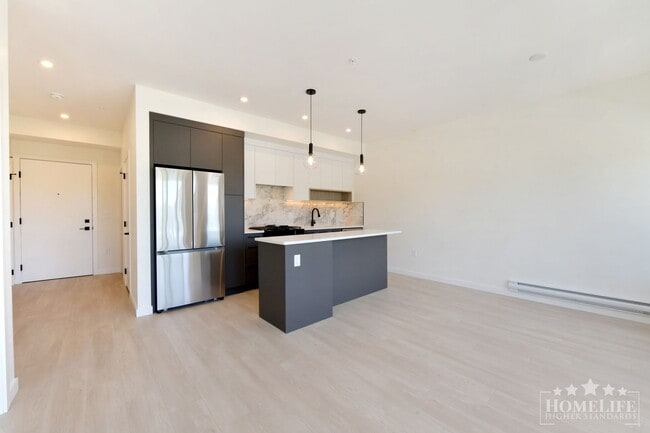 Building Photo - Stunning 1 Bed + den, 1 Bath Condo for Rent in Clayton Heights, Surrey