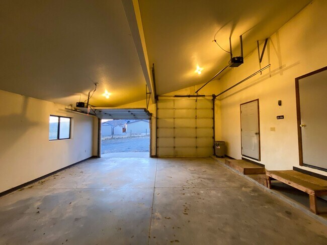 Building Photo - 2 bedroom in Spring Creek with a large sho...