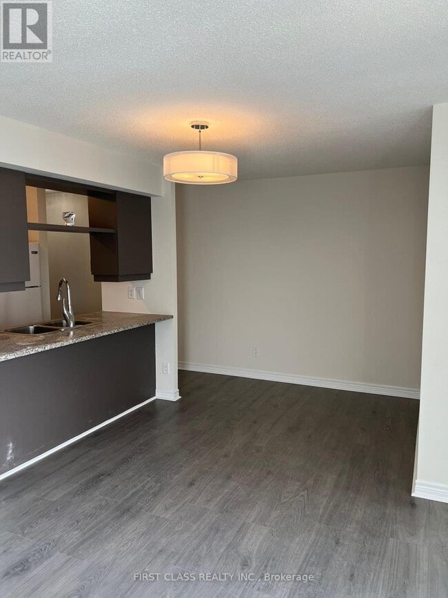 Building Photo - 70 Town Centre Court