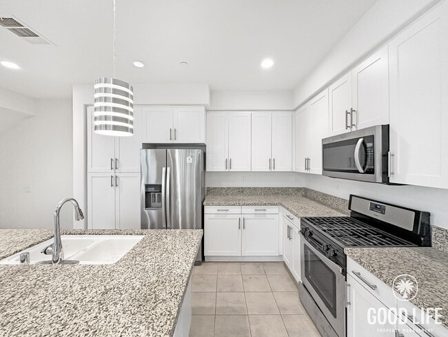 Foto del edificio - Fully Renovated 2BR/2.5BA Anaheim Home w/ 2-Car Attached Garage, Balcony, Pool & In-Unit Laundry