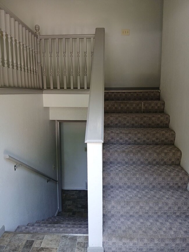 Building Photo - 3 bed, 2.5 bath, 2 car garage split foyer