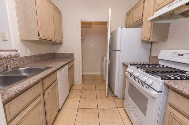Foto del edificio - Beautiful 2-Bedroom, 2-Bath Condo in Gated...