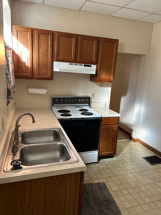 Building Photo - Conveniently Located 1 Bed, 1 Bath Apartme...