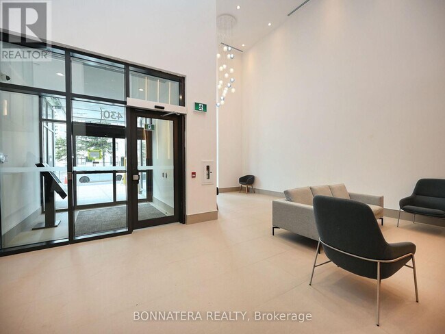 Photo du bâtiment - 430-2430 Square One Dr