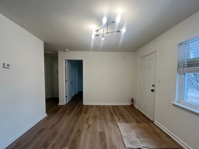 Building Photo - Newley renovated!