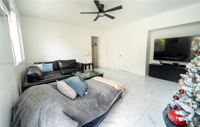 Foto del edificio - 919 SW 25th Ave