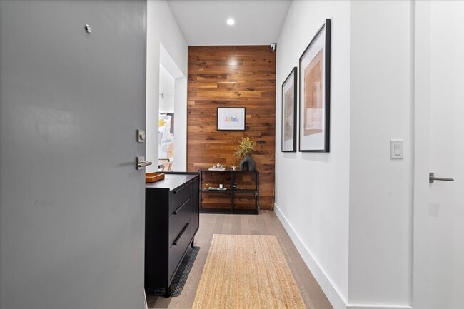 Foto del edificio - 367 W Locust St