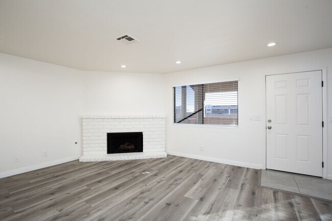 Building Photo - Completely remodeled 2nd floor unit near S...